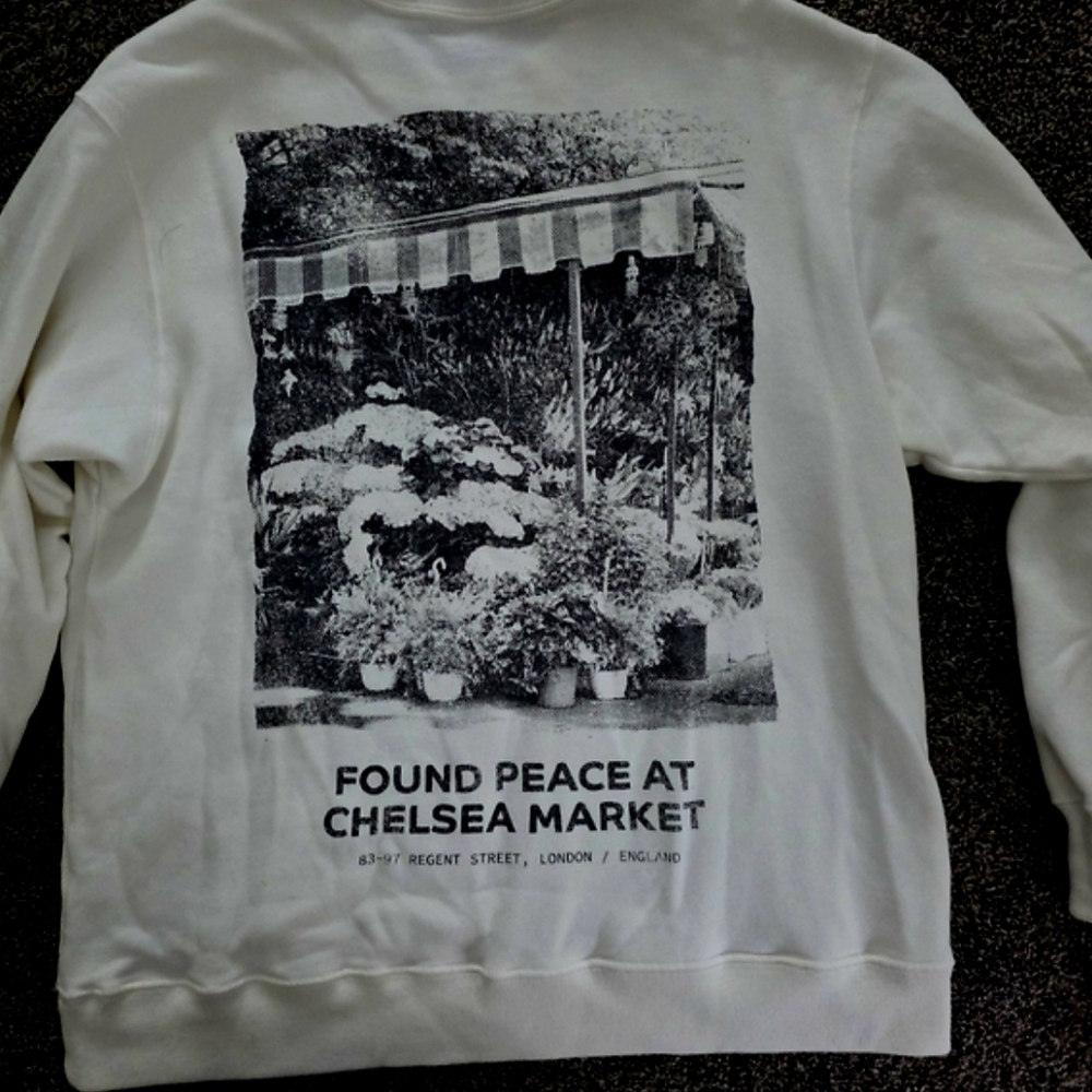 Cozy white Hollister crewneck sweatshirt